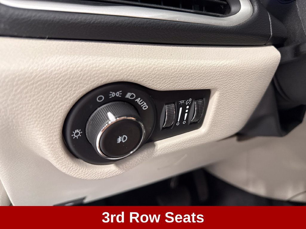 Used 2023 Chrysler Pacifica Touring-L FWD image 9