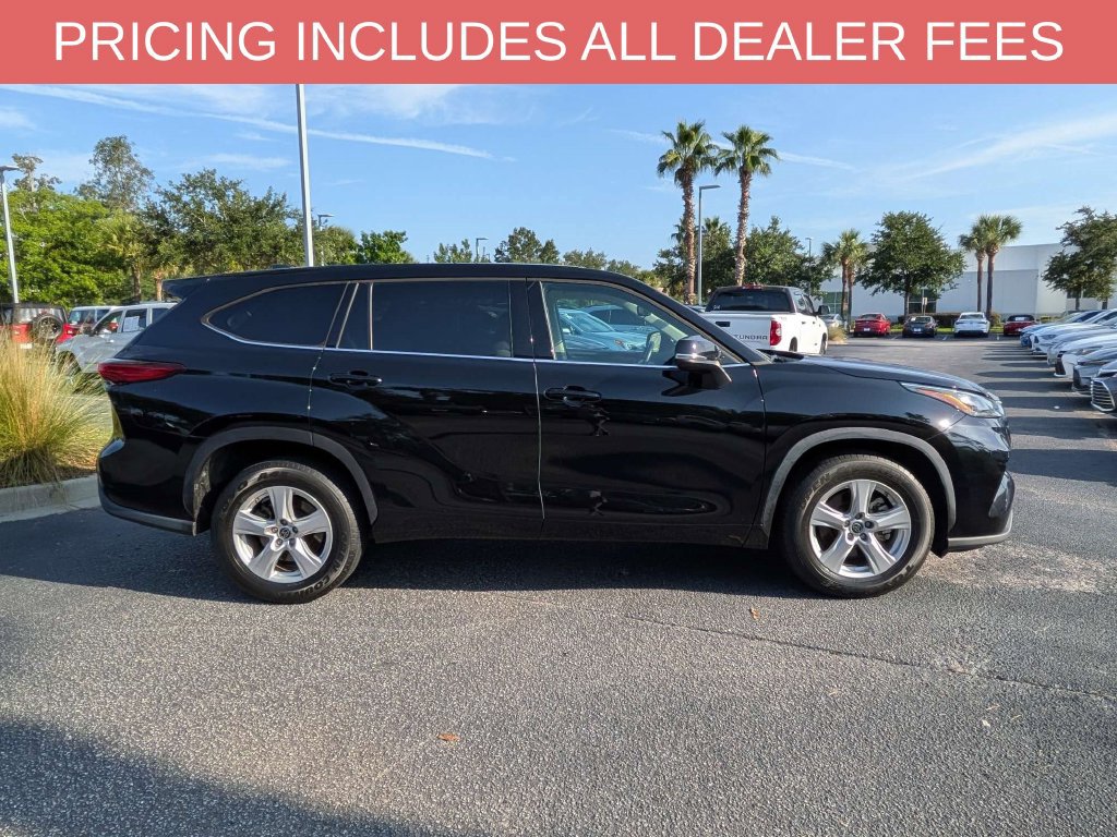 Used 2022 Toyota Highlander LE FWD image 4