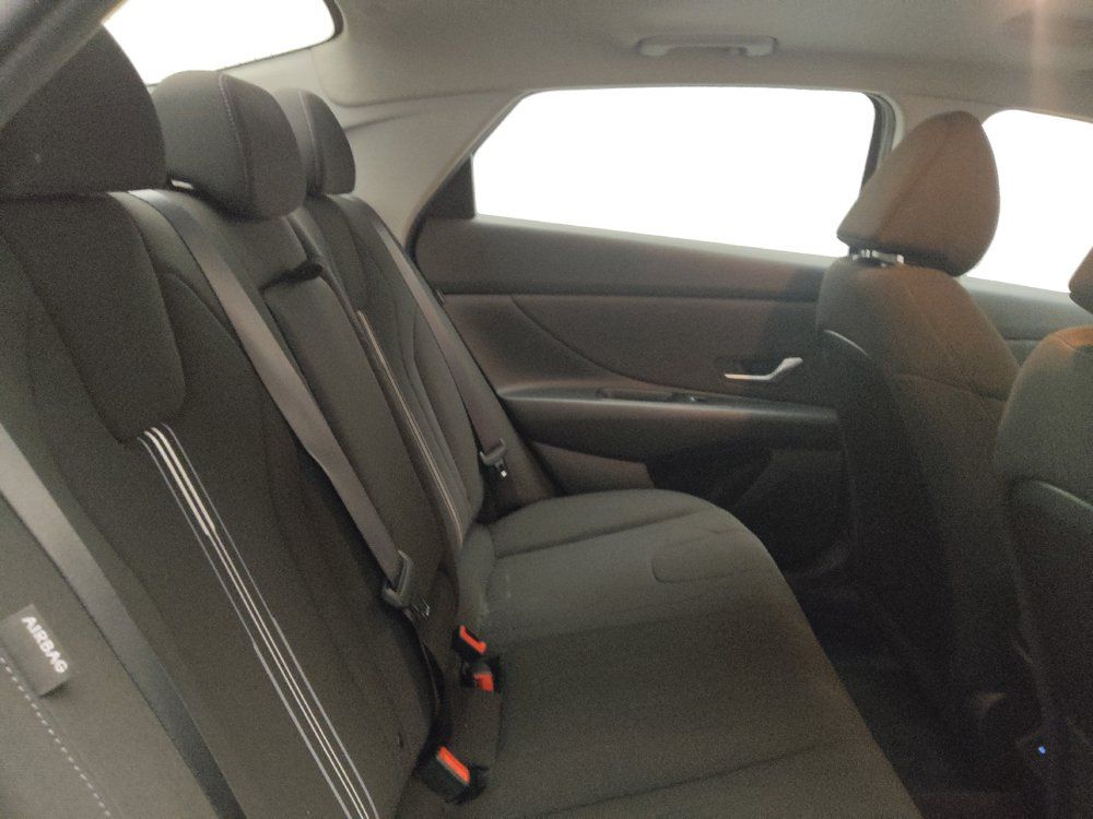 Used 2025 Hyundai Elantra SEL FWD image 19