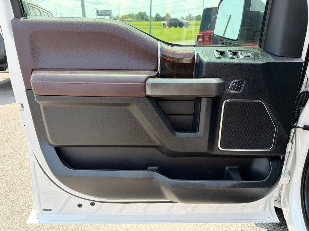 Used 2017 Ford F150 Platinum w/ Equipment Group 701A Luxury AWD/4WD image 29