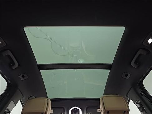 Certified 2025 Porsche Macan image 14