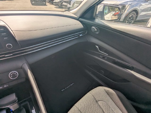 Used 2026 Hyundai Elantra SE FWD image 17