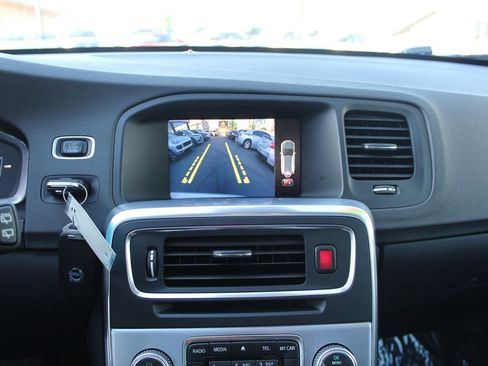 Used 2018 Volvo V60 T5 Cross Country image 28