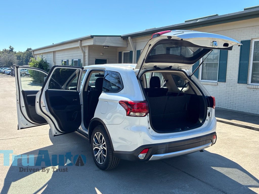 Used 2018 Mitsubishi Outlander AWD image 15