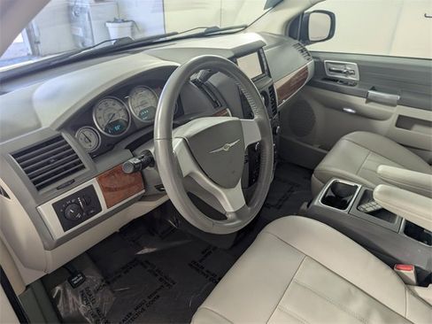 Used 2008 Chrysler Town & Country Touring image 10