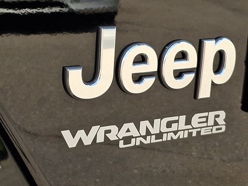 Used 2022 Jeep Wrangler Unlimited Sahara w/ LED Lighting Group AWD/4WD image 34