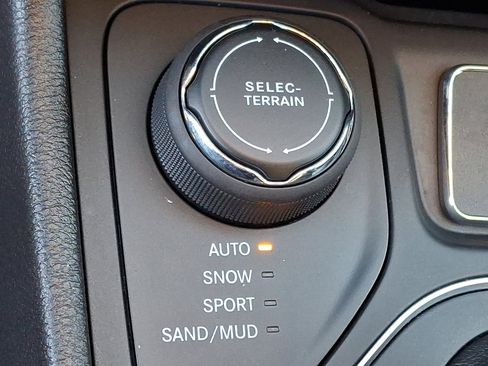 Used 2020 Jeep Cherokee Latitude Plus w/ Cold Weather Group image 23