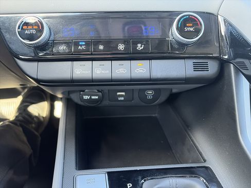 Certified 2024 Hyundai Elantra Blue FWD image 13