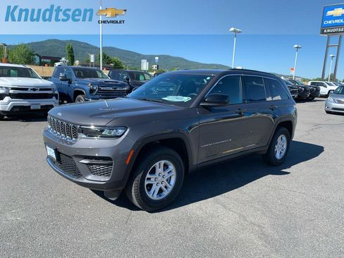 Used 2025 Jeep Grand Cherokee Laredo w/ Luxury Tech Group I AWD/4WD image 3