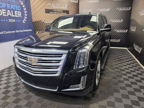 Used 2017 Cadillac Escalade Platinum RWD image 2