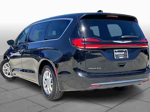 Used 2023 Chrysler Pacifica Touring-L image 12