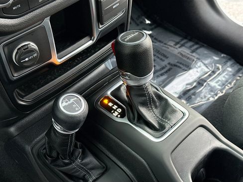 Used 2024 Jeep Gladiator Sport image 11