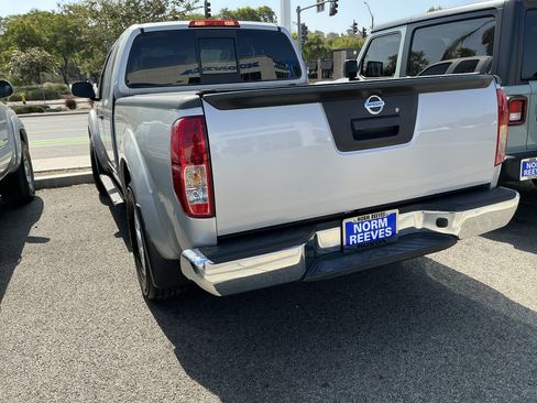 Used 2018 Nissan Frontier SV RWD image 3