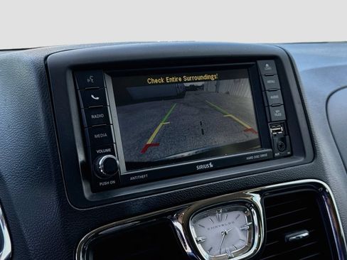 Used 2015 Chrysler Town & Country Touring FWD image 13