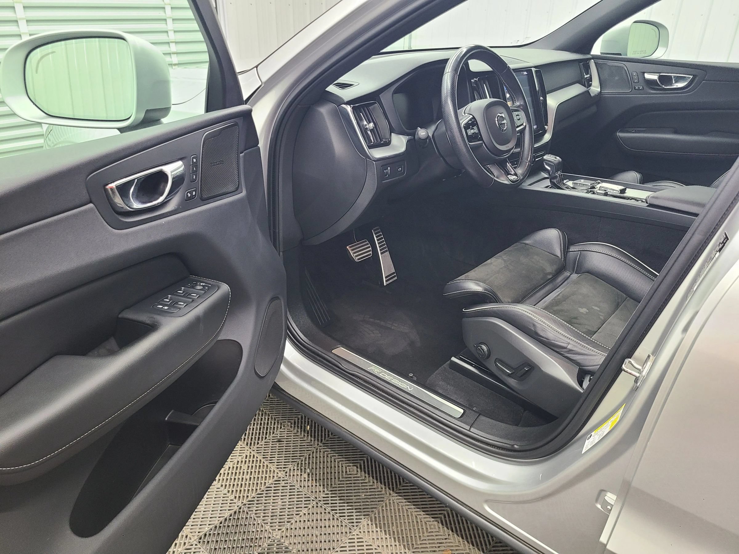 Used 2019 Volvo XC60 T5 R-Design AWD/4WD image 22