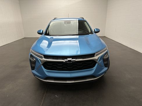 Used 2025 Chevrolet Trax LT w/ Driver Confidence Package FWD image 3