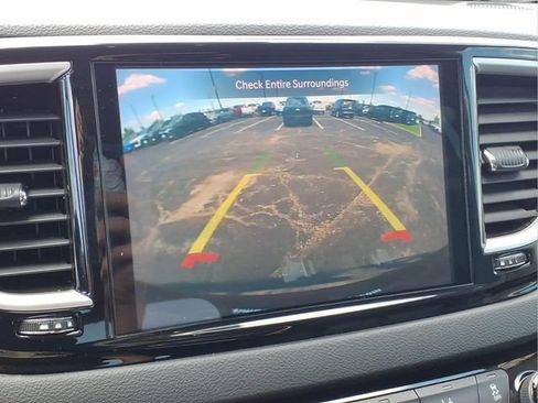 Used 2024 Chrysler Pacifica Touring-L FWD image 6