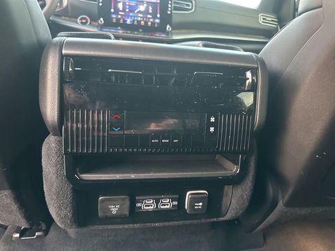 Used 2025 Jeep Wagoneer 4WD image 23