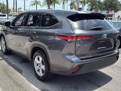 Used 2021 Toyota Highlander L FWD image 5