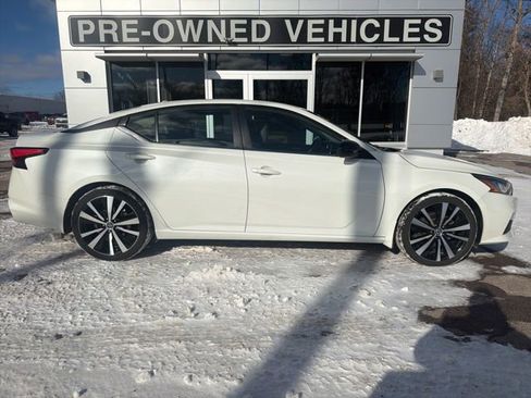 Used 2022 Nissan Altima 2.5 SR FWD image 2