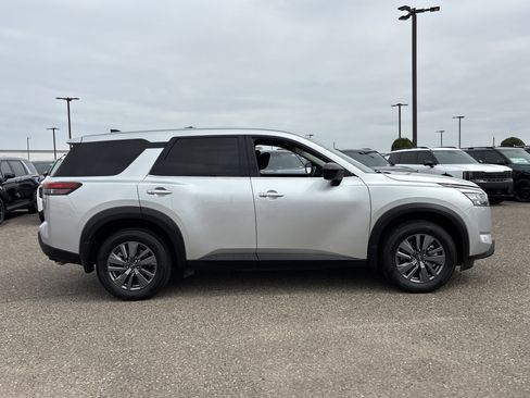 Used 2025 Nissan Pathfinder S FWD image 6