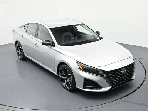 Used 2024 Nissan Altima 2.5 SR FWD image 14
