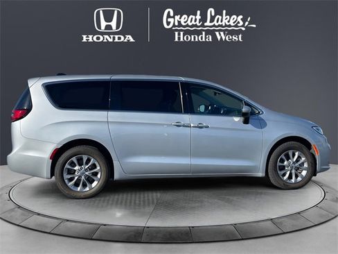 Used 2023 Chrysler Pacifica Touring-L image 6