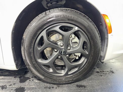 Used 2024 Chrysler Pacifica Select image 9