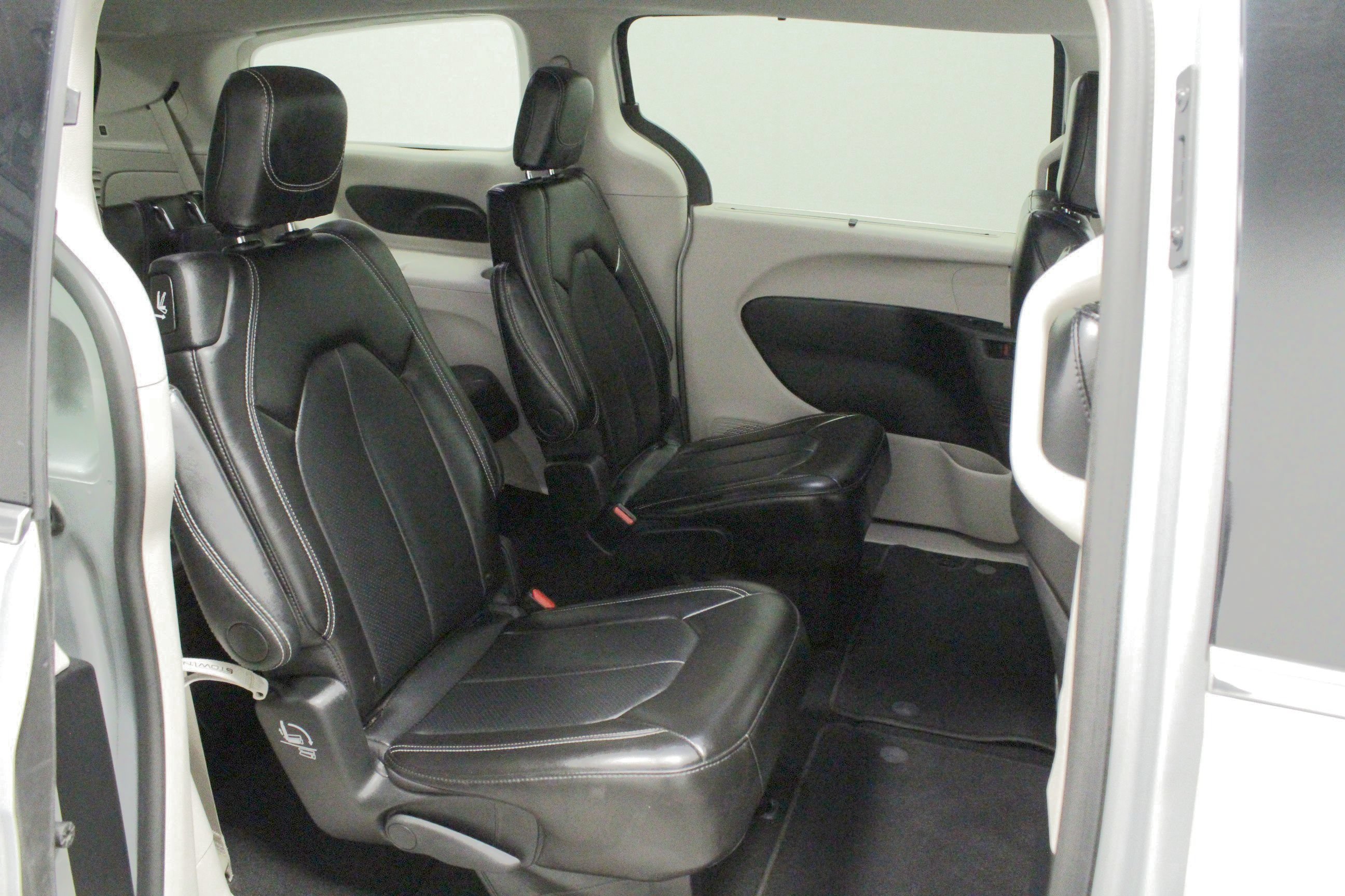 Used 2024 Chrysler Pacifica Touring-L FWD image 15