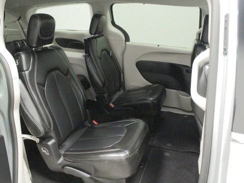 Used 2024 Chrysler Pacifica Touring-L FWD image 15