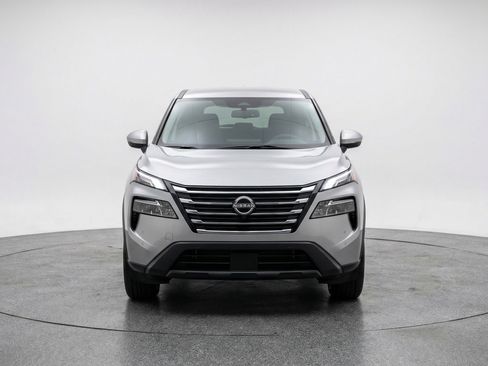 Used 2025 Nissan Rogue SV image 2