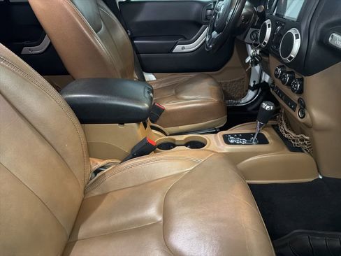 Used 2017 Jeep Wrangler Unlimited Sahara w/ Connectivity Group image 30