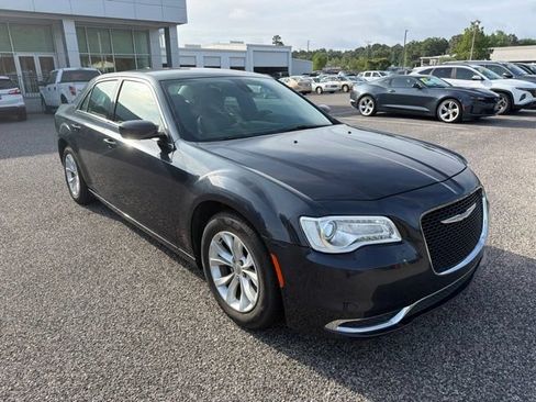 Used 2016 Chrysler 300 Limited RWD image 3