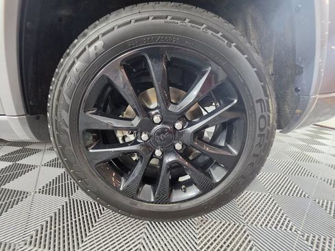 Used 2017 Jeep Grand Cherokee Altitude AWD/4WD image 14
