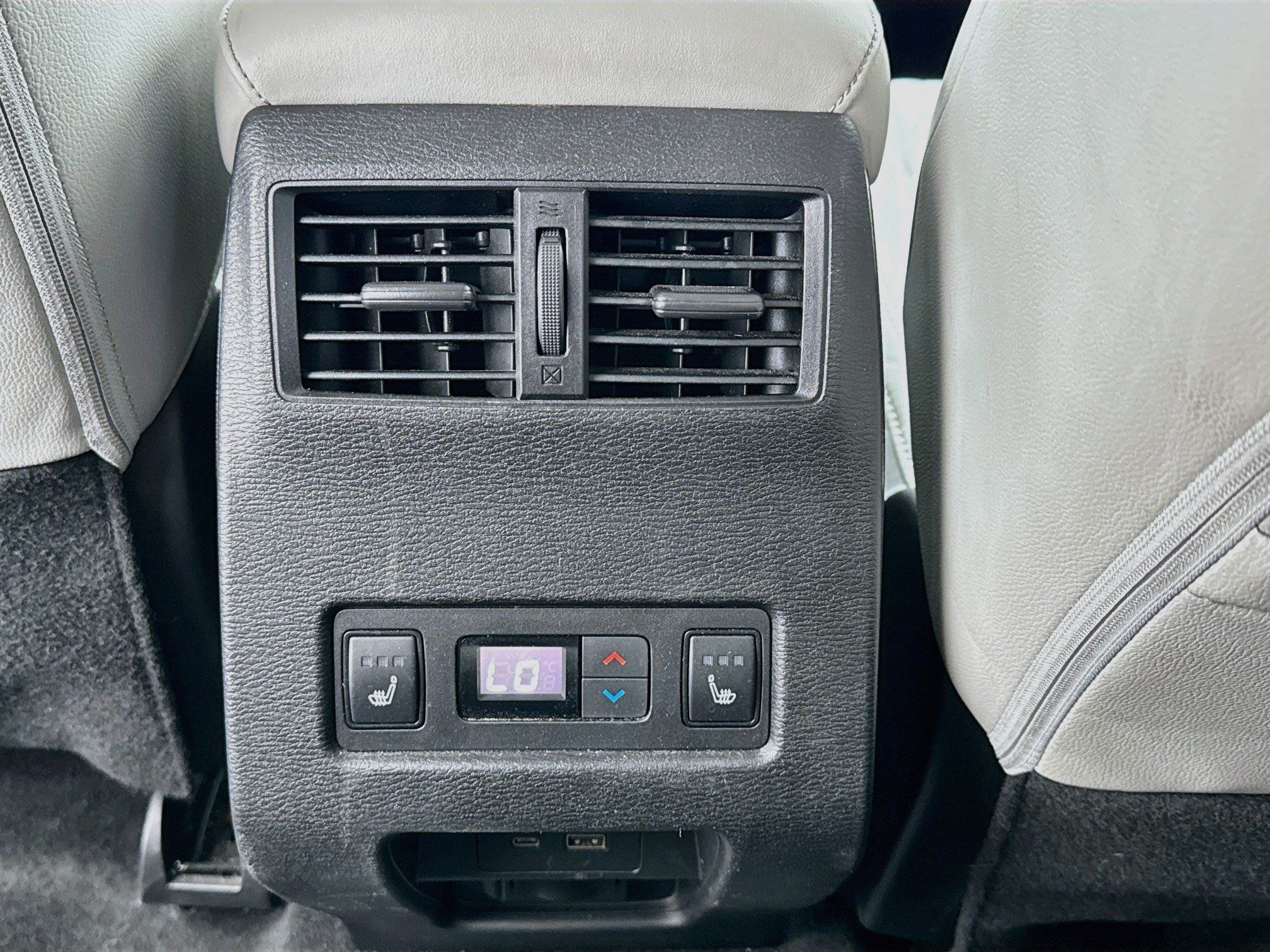 Used 2024 Mitsubishi Outlander SEL AWD/4WD image 17
