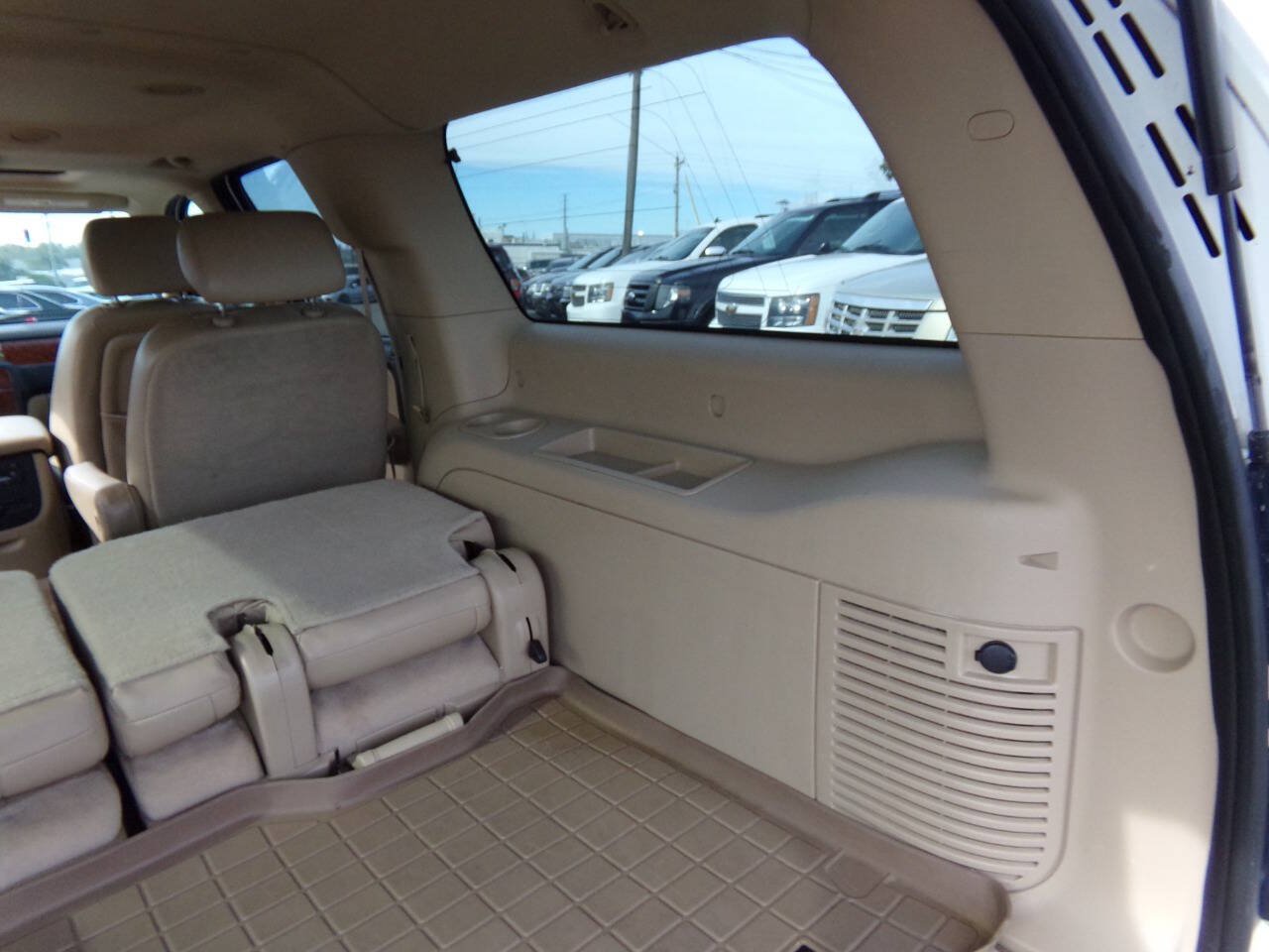 Used 2007 Chevrolet Suburban LTZ w/ LTZ Preferred Equipment Group AWD/4WD image 35