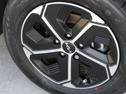 Used 2023 Kia Niro EX image 10