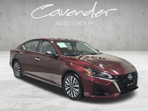 Used 2024 Nissan Altima 2.5 SV image 2