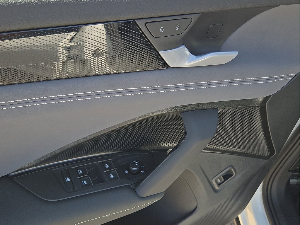 New 2026 Volkswagen Tiguan SE R-Line FWD image 17