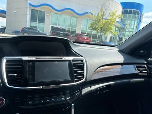 Used 2017 Honda Accord Touring image 6