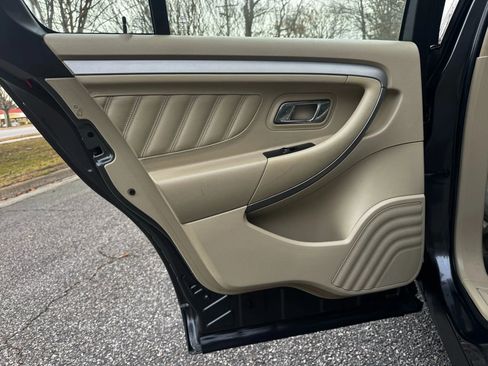 Used 2017 Ford Taurus SE image 10