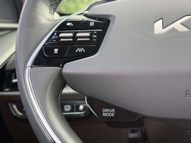 Used 2024 Kia Niro EX FWD image 25