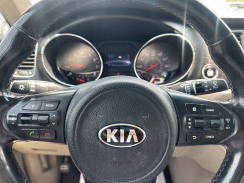 Used 2017 Kia Sedona LX w/ LX Essentials Premium Package FWD image 10