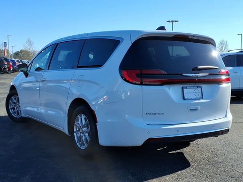 Used 2024 Chrysler Pacifica Touring-L image 5
