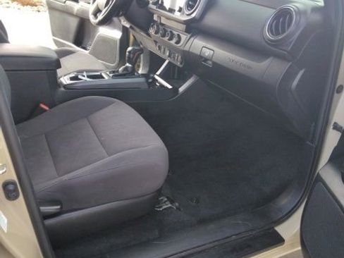 Used 2018 Toyota Tacoma TRD Sport image 11