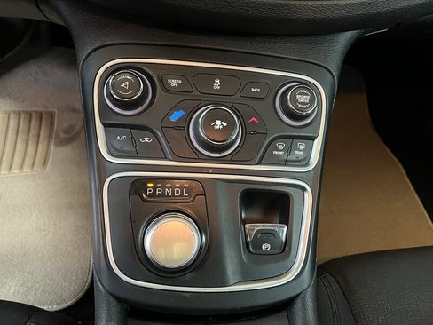 Used 2015 Chrysler 200 Limited w/ Convenience Group image 12