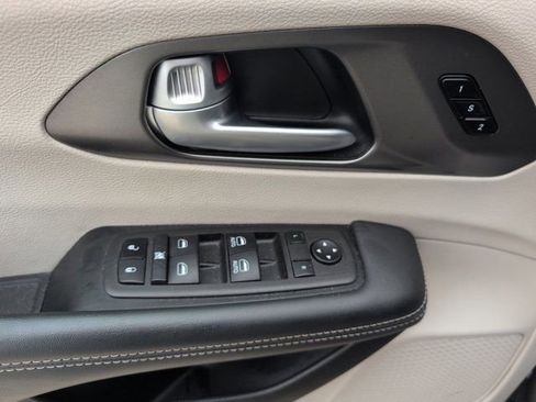 Used 2024 Chrysler Pacifica Touring-L FWD image 13