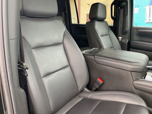 Used 2025 Chevrolet Suburban Z71 image 17