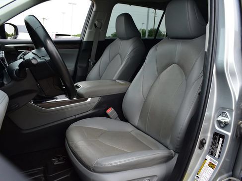 Used 2023 Toyota Highlander Limited FWD image 18