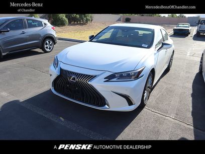 Used 2019 Lexus ES 300h Ultra Luxury w/ Accessory Package 2